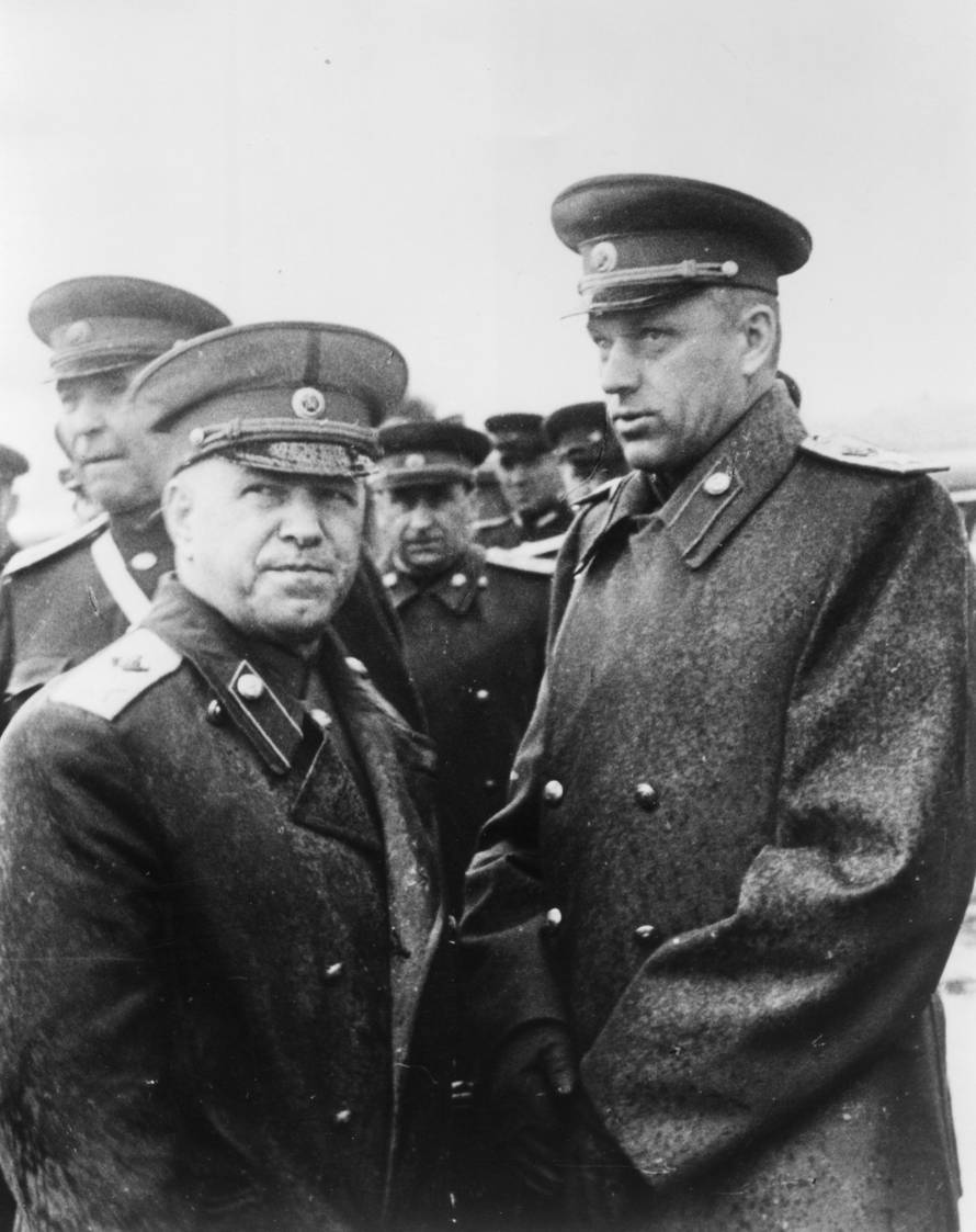 Schukow mit sowjet. Offizieren…