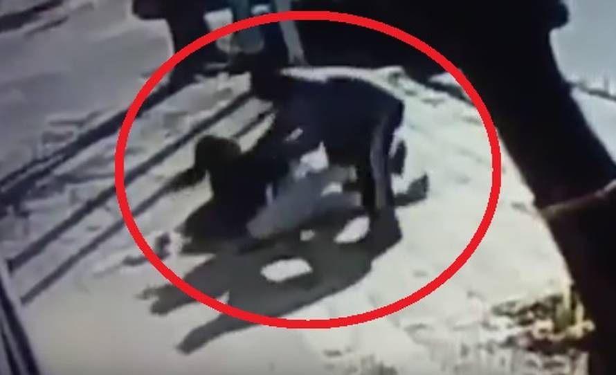 Na ulici bjesomučno pokušavao istrgnuti bebu iz naručja majke