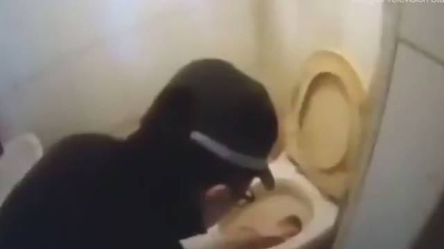 Ostavila je svoju novorođenu bebu zaglavljenu u WC školjci