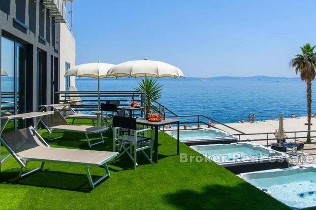 FOTO U Splitu prodaju luksuznu nekretninu prvi red do mora. Do plaže su i jacuzziji. Ovo je cijena