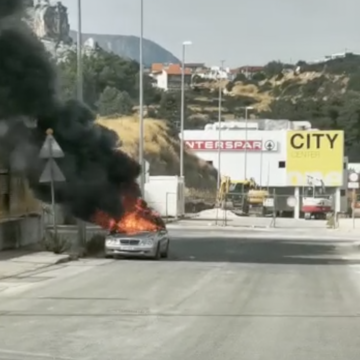 VIDEO Izgorio Mercedes u Splitu: 'Mladići su vidjeli dim dok su se vozili, istrčali su van'