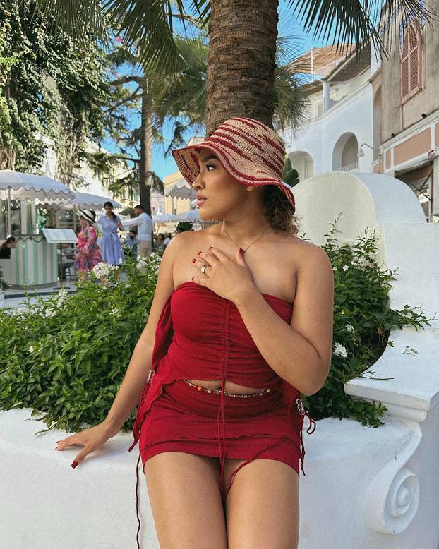 Zvijezda Galatasaraya kaže da mu izgled nije bitan. Pogledajte kako izgleda njegova djevojka