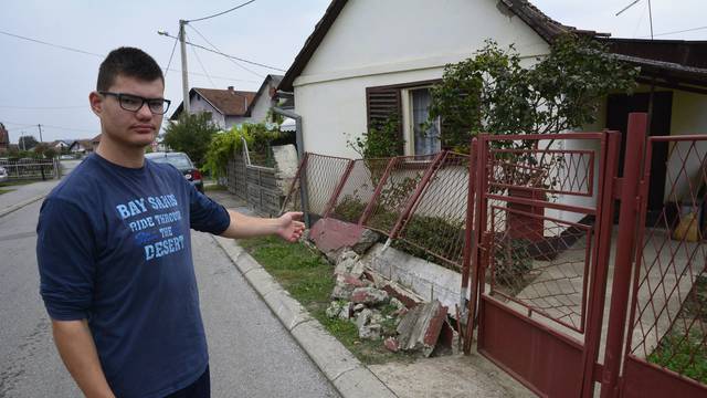 Ukleta ograda u Sl. Brodu: U kuću  im su se zabila 23 auta