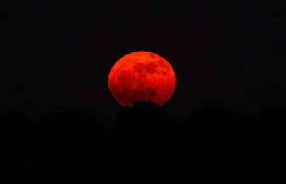 FOTO Jagodni Mjesec će i noćas obasjati nebo: Sljedeća prilika za ovaj rijetki prizor tek 2043.