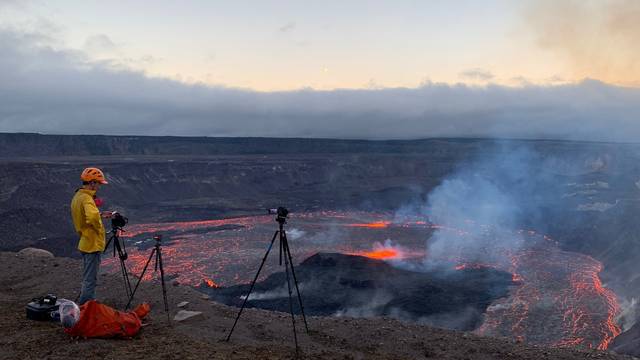 Kilauea volcano erupts in Hawaii