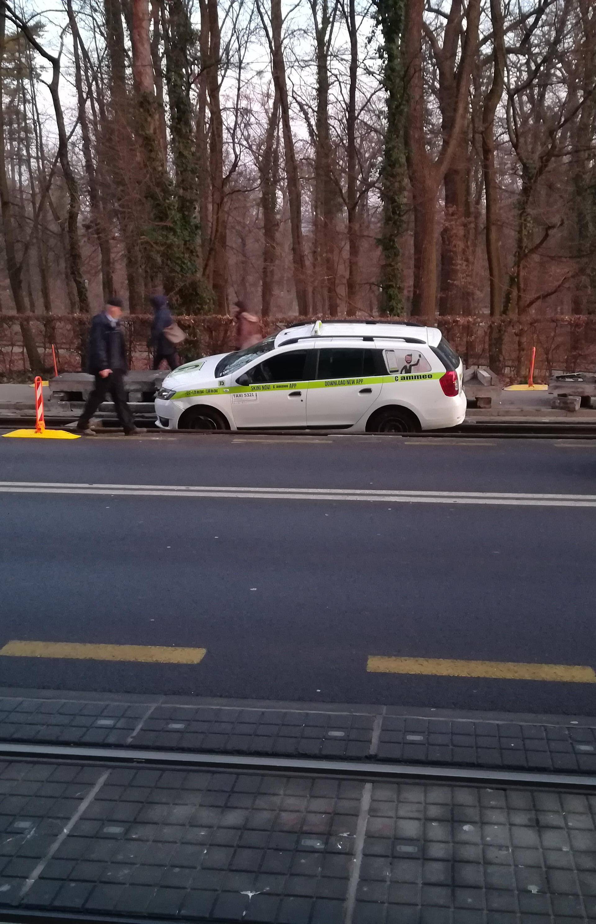 Zastoj tramvaja, taxi upao u tračnice