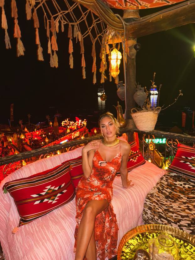 FOTO Talijanska voditeljica je konkurencija Diletti Leotti pred kamerama! Bila je i misica...