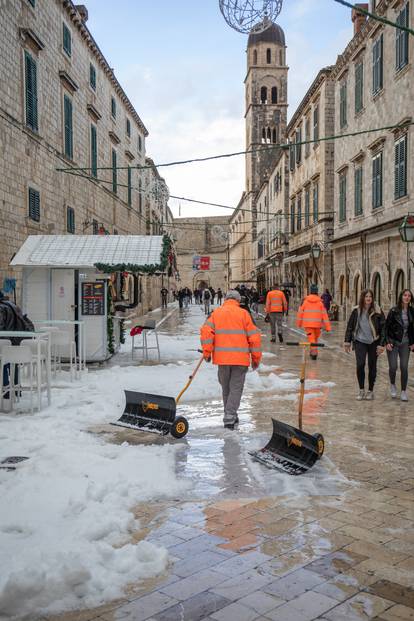 FOTO Zabijelio se Stradun! Tuča pretvorila dubrovačke ulice u ledene potoke, čiste lopatama