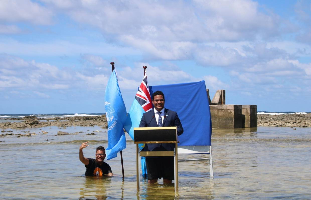 COP26: Ministar Tuvalua poslao je poruku iz morskog plićaka