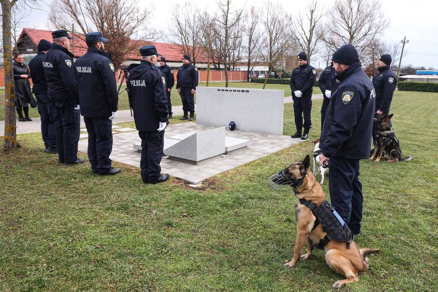 Zagreb: U grobno mjesto u Spomengaju u Dumovcu polozeni su posmrtni ostaci sluzbenih pasa MUP-a uginulih u protekle tri godine
