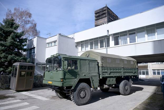 Zagreb: Vojska iz Vjesnika odvozi namje&scaron;taj, u tijeku su pripreme za ru&scaron;enje zgrade 
