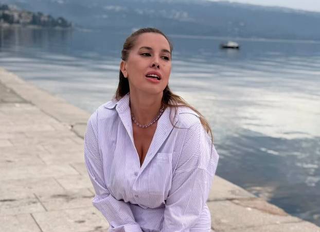 FOTO Nives od magle pobjegla na more, u prvi plan došle njene visoke čizme i mrežaste čarape