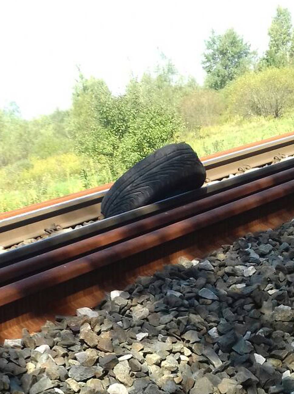 Vlak je naletio na auto pokraj Vrbovca: Dvoje ljudi poginulo
