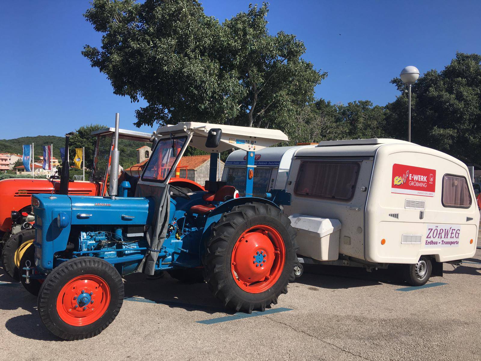 Dva prijatelja putuju iz Austrije s traktorom i prolaze Europu...