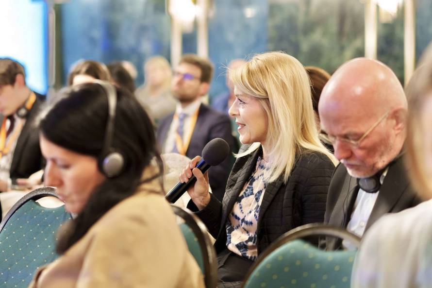 Vaniček-Fila upozorava: 'Lažne AI naslovnice prijetnja su novinarima i demokraciji'