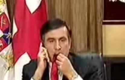 Predsjednik Gruzije žvače svoju kravatu zbog stresa