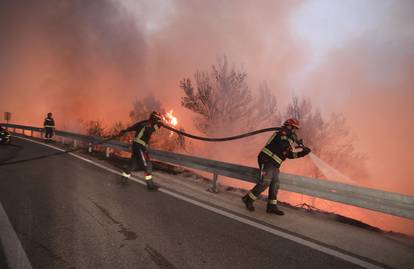 FOTO  Vatrogasci u paklu požara diljem Dalmacije: Herojski gasili cijelu noć, dolazili i iz Zagreba