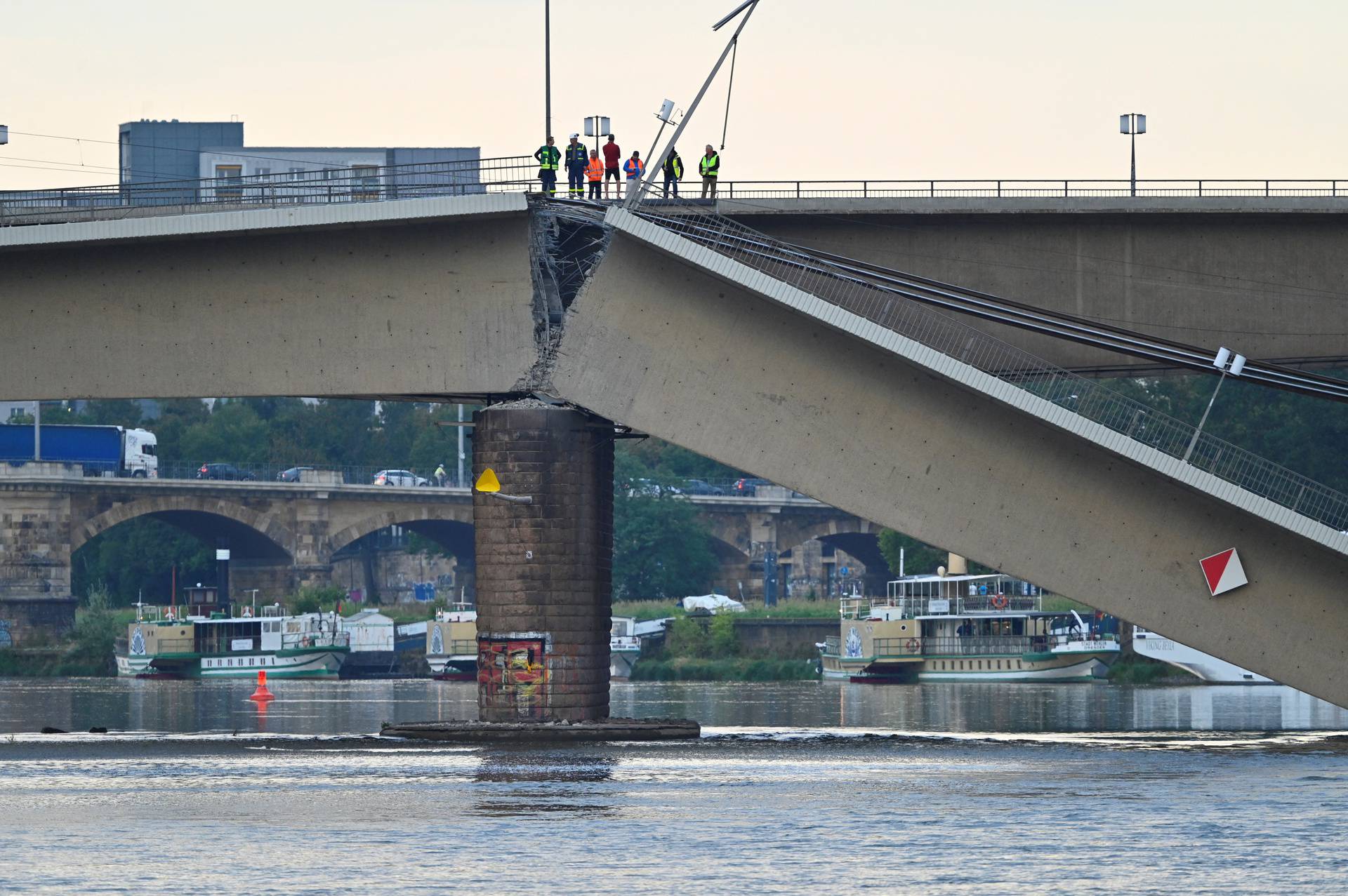 Parts of the Carola Bridge collapsed into the Elbe in Dresden