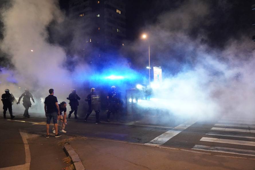 Policija i vojska suzavcima rastjerala okupljene prosvjednike u Novom Beogradu