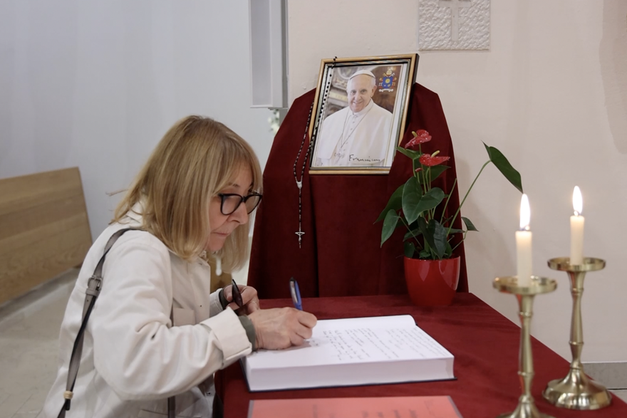 Vjernici se mole za preminulog papu Franju
