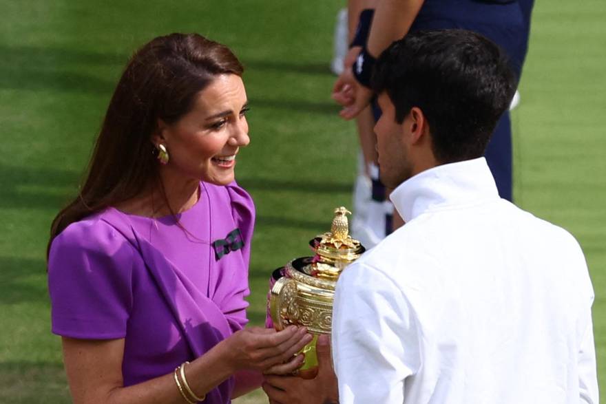 Kate Middleton uru&ccaron;ila trofej pobjedniku Wimbledona