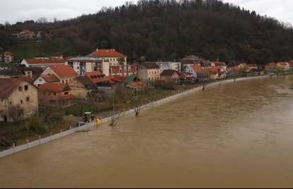 VIDEO U Hrvatskoj Kostajnici za obranu od poplava prije trebali 500 ljudi, 20 'diglo' novi sustav