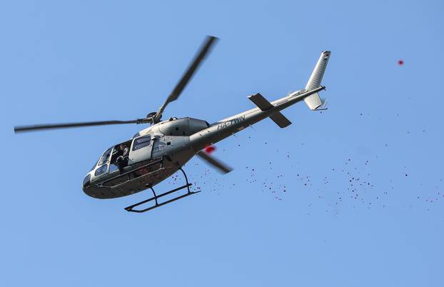 Marija Bistrica: Iznad vjernika iz helikoptera prosute latice deset tisuća ruža