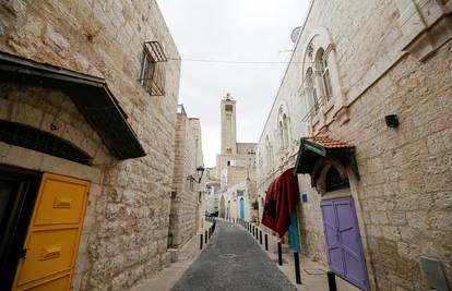 FOTO Betlehemske ulice puste, tek malobrojni zapjevali pjesme