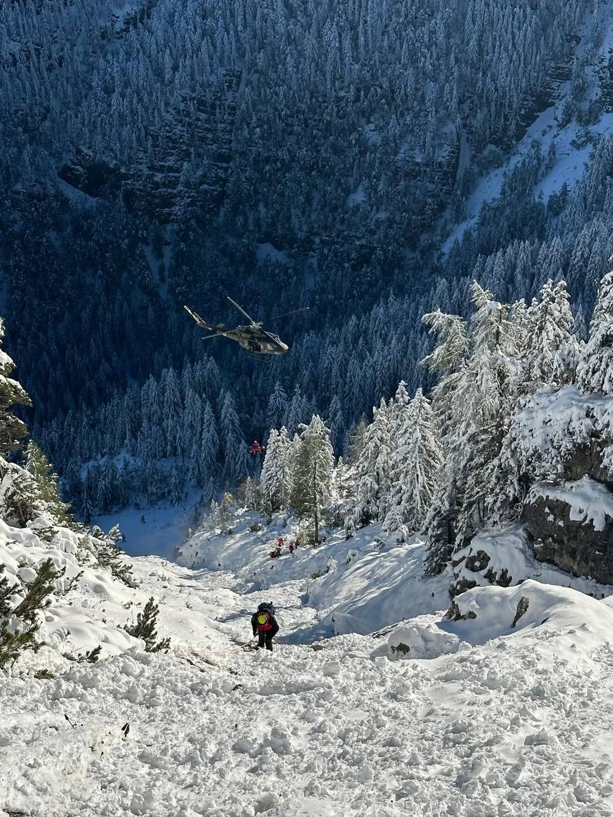 FOTO Slovenski spasioci otkrili mjesto gdje su tražili Hrvate, jedna lavina ugrozila je i njih!