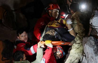 Broj žrtava potresa u Turskoj mogao bi se popeti na 10.000: Spasioci su u utrci s vremenom