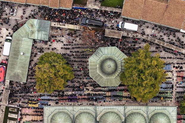 Sarajevo: Pogled iz zraka na dženazu za Halida Bešlića u Gazi Husrev-begovoj džamiji