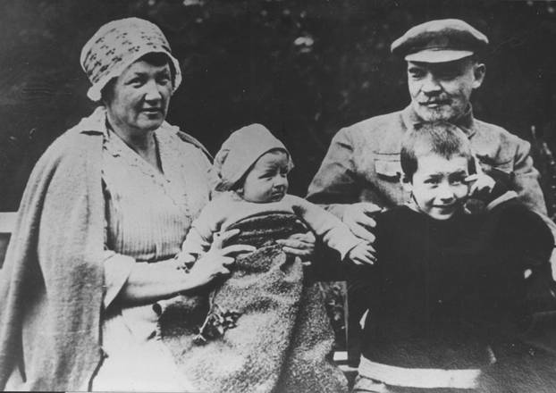 Lenin mit Alexandra F. Uljanowa/ 1922