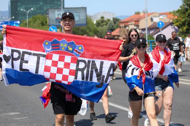 Zagreb: Tisuće fanova Thompsona prolazi Mostom mladosti koji je zatvoren za promet