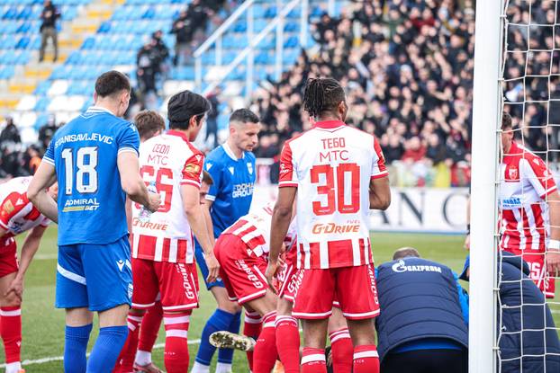 Utakmica Kupa Srbije između Novog Pazara i Crvene zvezde prekinuta je već u prvoj minuti nakon sukoba navijača beogradskog kluba i policije