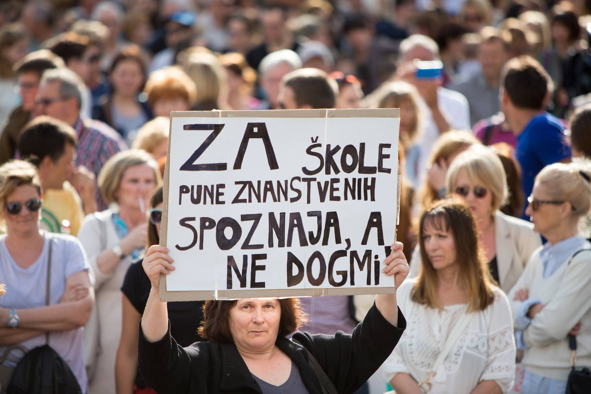 Na današnji 2016. održani veliki prosvjedi "Hrvatska može bolje" u znak potpore kurikularnoj reformi