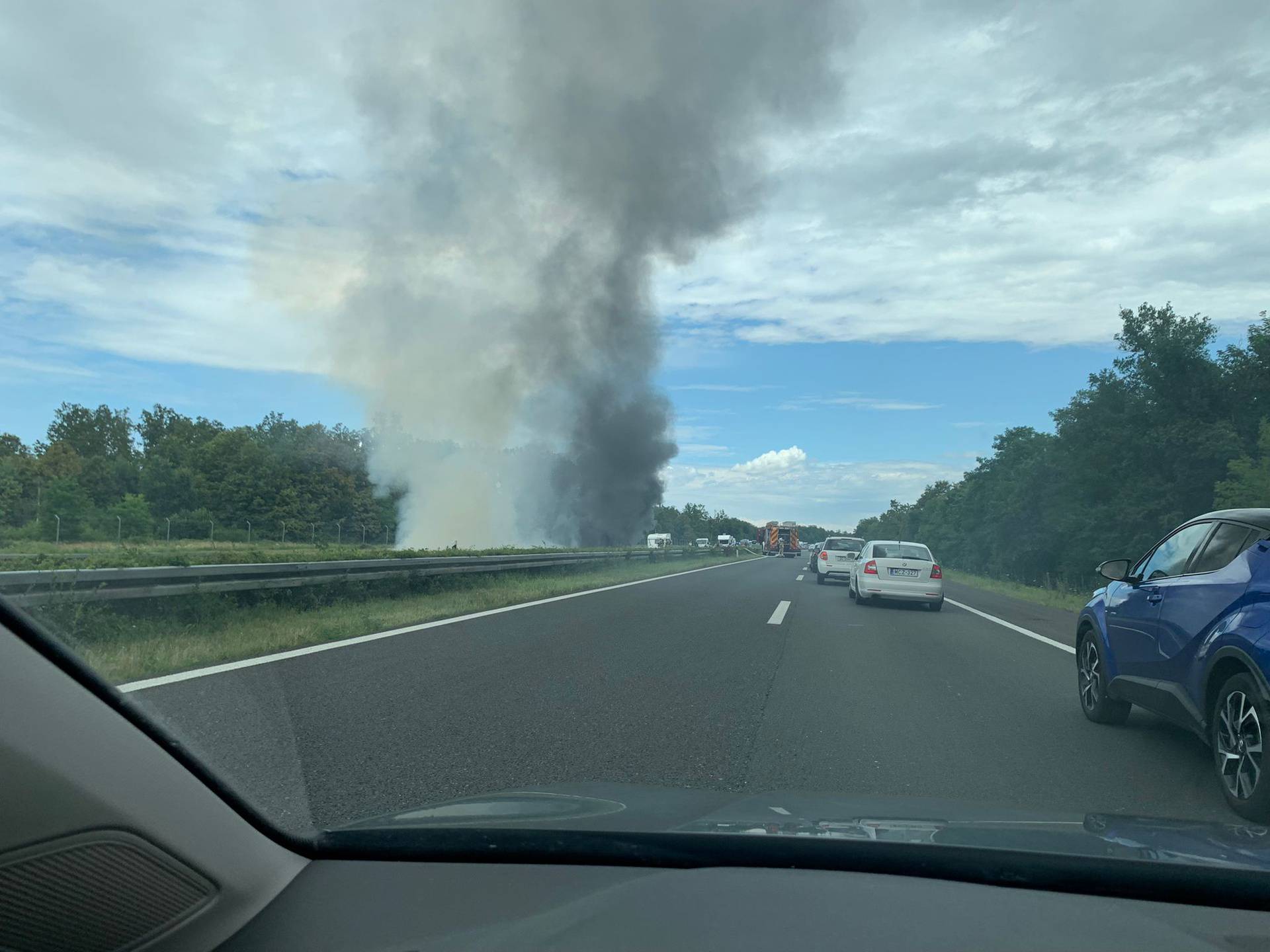 VIDEO Buktinja na A1 kod Donje Zdenčine: Zbog požara na autu zatvorili autocestu prema moru