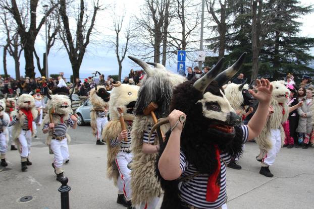 Rijeka: Doček Halubajskih zvončara u centru grada
