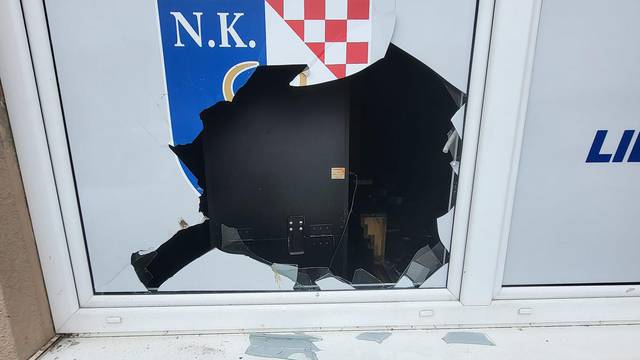 Vandalski čin u Novskoj! Razbili staklo lokalnog kluba kako bi ukrali zastavu Hajduka i Torcide