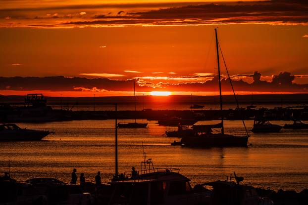 Novalja: Zalazak sunca uz oblake i more