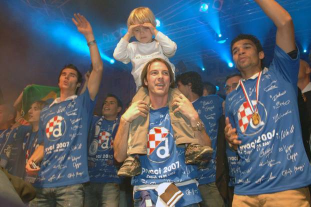 ARHIVA - Nogometaši Dinama na Trgu bana Jelačića s navijačima proslavili naslov prvaka Hrvatske, 19.05.2007.