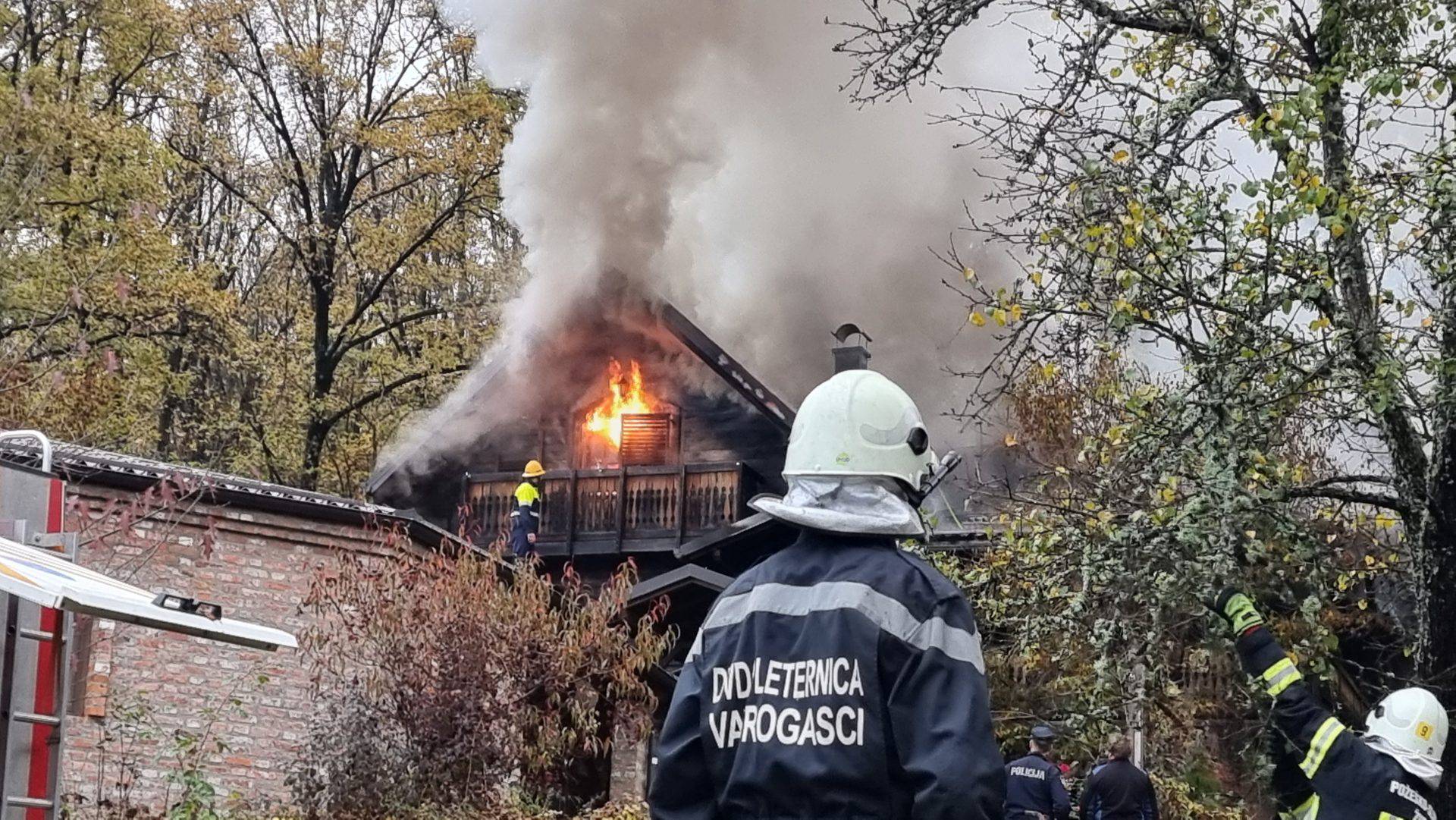 VIDEO Zapalio se drveni turistički kompleks u Slavoniji, gusti dim  prekrio naselje kod Pleternice