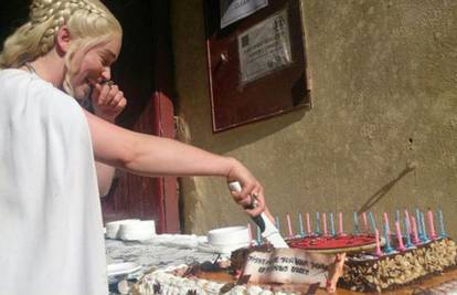 Khaleesi je za rođendan dobila ogromnu tortu sa zmajevima