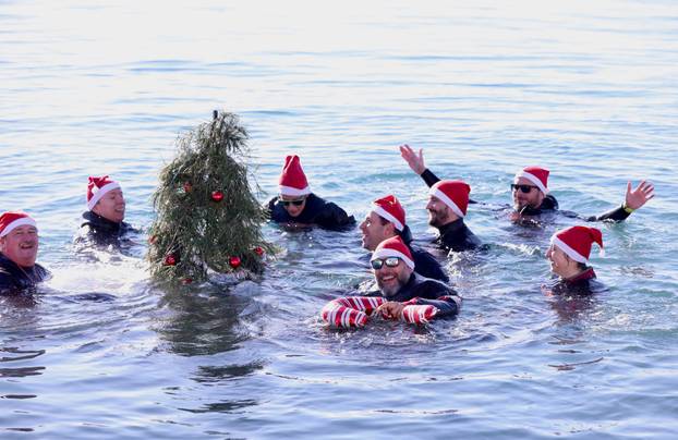 Split: Članovi Podvodno istraživačkog kluba Mornar potopili okićenu jelku u more ispred rive