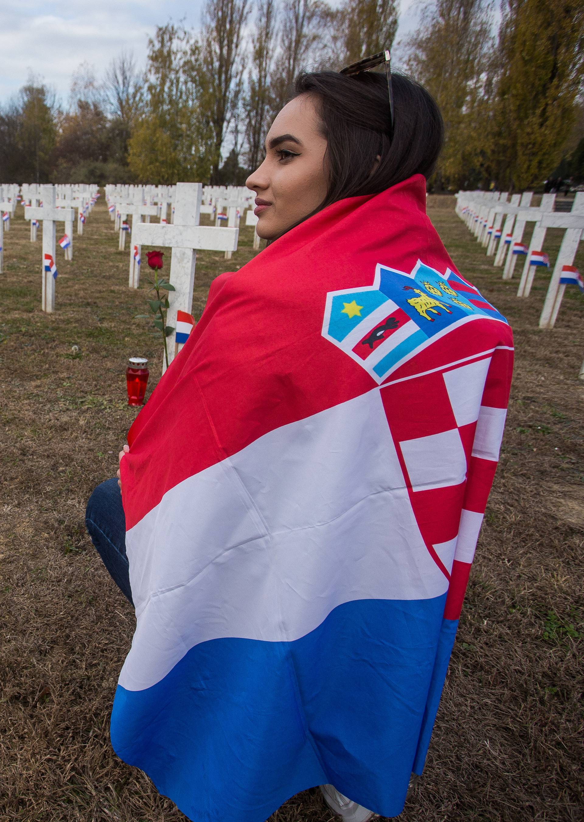 Vukovar: Velik broj ljudi na groblju uoÄi Dana sjeÄanja za Å¾rtvu Vukovara