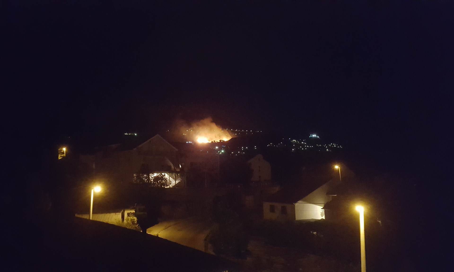 Ugašen požar kod Klisa, kiša pomogla, izgorjelo 10 hektara
