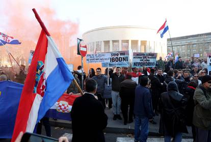 FOTO Pogledajte transparente s prosvjeda: 'Sloboda se ne traži, ona se živi', 'Potvrde su ucjena'