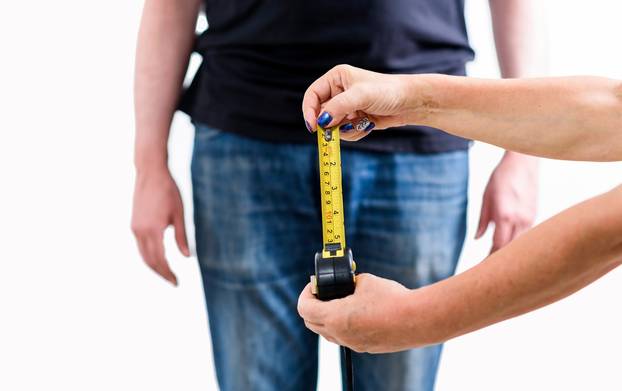 Woman with tape measure that measures penis - Latina woman