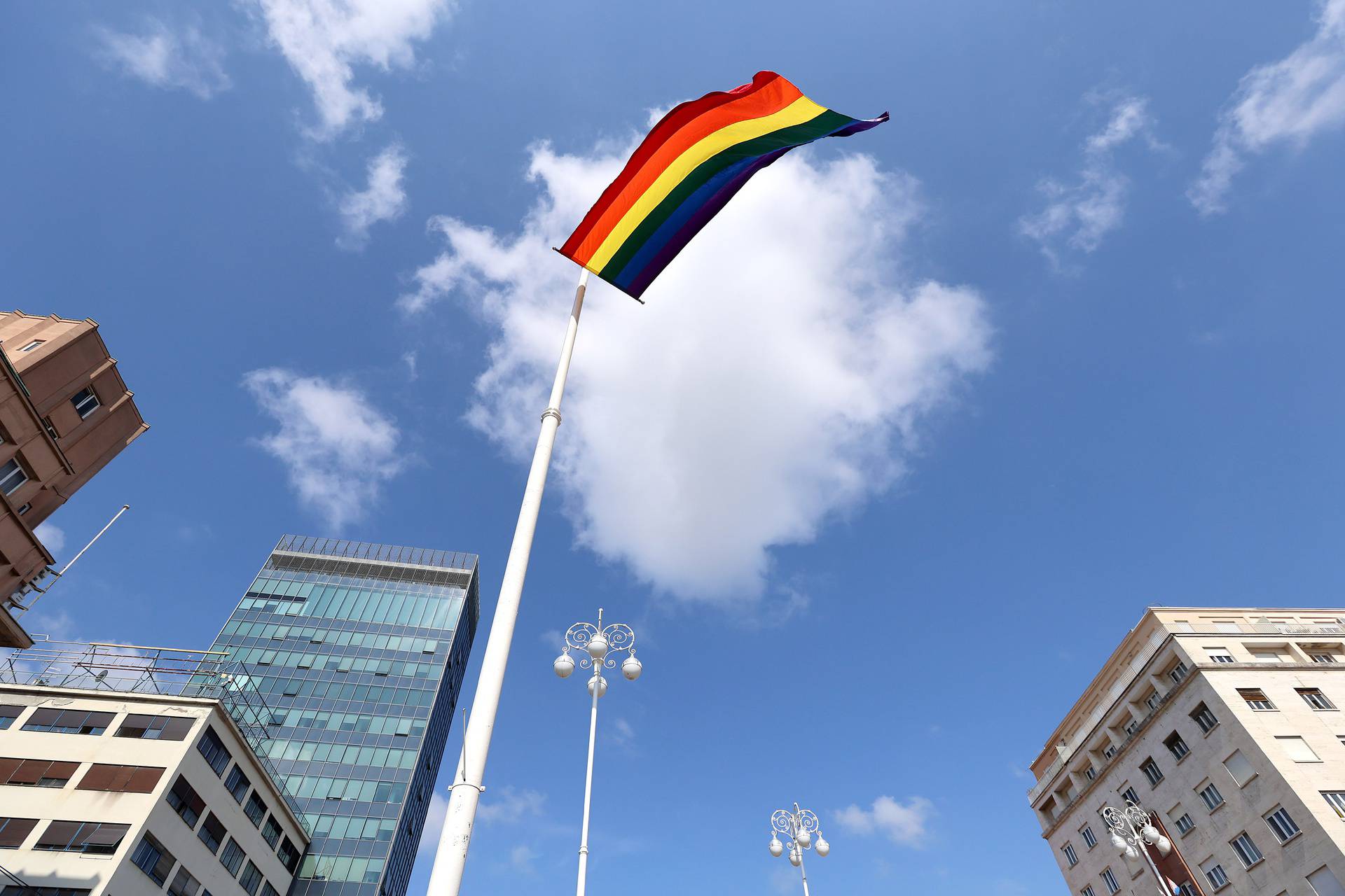 Zagreb: Zastave LGBT zajednice na Trgu povodom održavanja Zagreb Pridea 