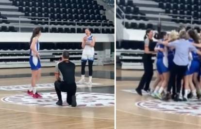 VIDEO Romantika pod obručem: Sudac zaprosio košarkašicu, čitava dvorana slavila zaruke
