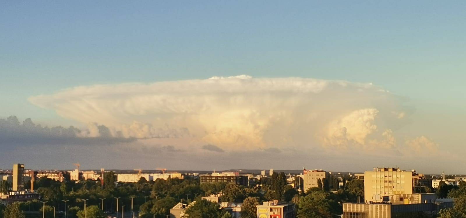 Bijeli oblak nadvio se nad Zagrebom. Na društvenim mrežama se šalili: 'Stigao NLO'